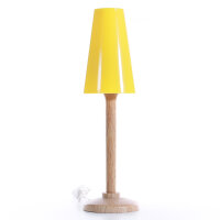 Stehlampe mit Holzfuß, gelb